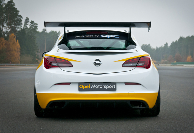 Opel regressa à competição com Adam e Astra OPC