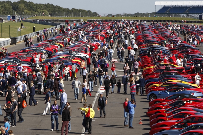 964 Ferraris schaffen Guinness Weltrekord in Silverstone