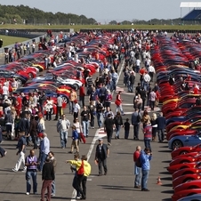 964 Ferraris schaffen Guinness Weltrekord in Silverstone