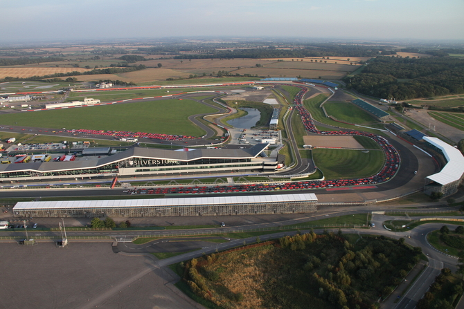 964 Ferraris schaffen Guinness Weltrekord in Silverstone