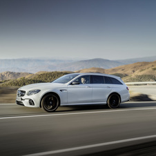 A versão S 4Matic+ foi equipada com o modo adiciona de condução Race, específica para circuito