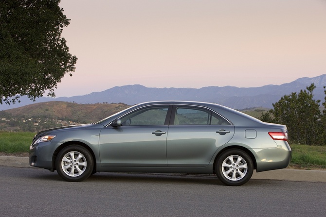 Toyota Camry LE V6 6-Spd AT