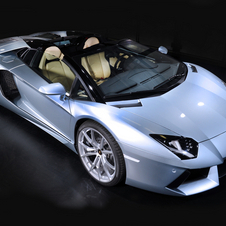 O Aventador Roadster acaba de ser lançado no Médio Oriente